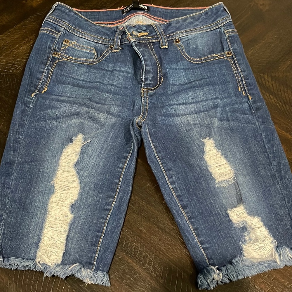 Size 3 FashionNova capri shorts, NEVER WORN